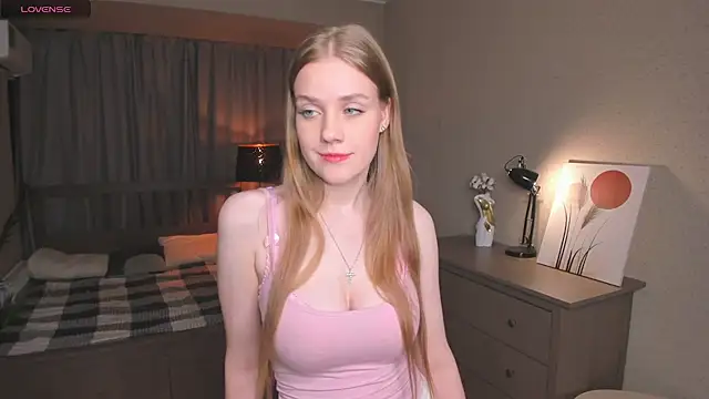 Snapshot of OdellaFrake chatting on 09/20/25, 08:32 OdellaFrake online show from 09/20/25, 08:32