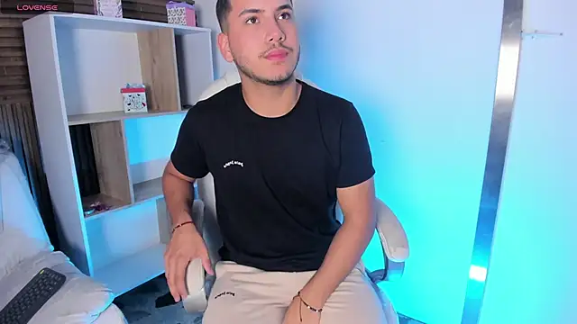 Snapshot of Axel_grey_ chatting on 09/10/25, 12:38 Axel grey online show from 09/10/25, 12:38