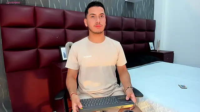 Snapshot of Axel_grey_ chatting on 09/12/25, 01:33 Axel grey online show from 09/12/25, 01:33