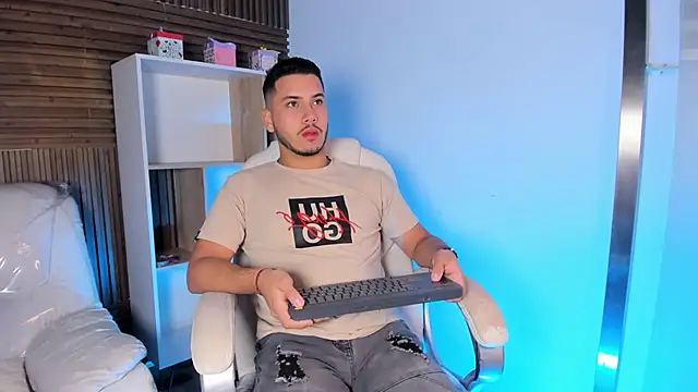 Snapshot of Axel_grey_ chatting on 09/19/25, 12:17 Axel grey online show from 09/19/25, 12:17