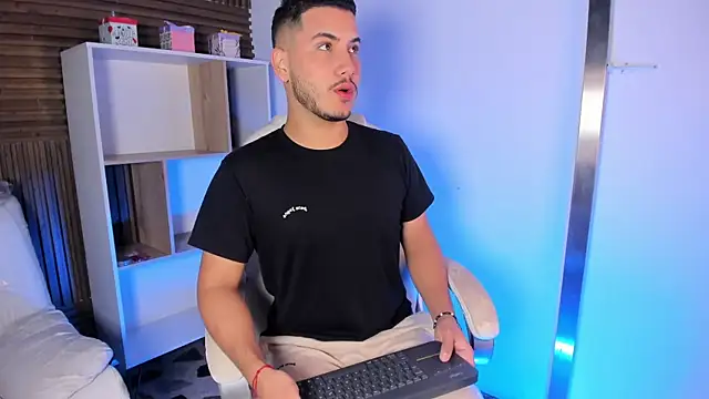 Snapshot of Axel_grey_ chatting on 09/20/25, 12:39 Axel grey online show from 09/20/25, 12:39