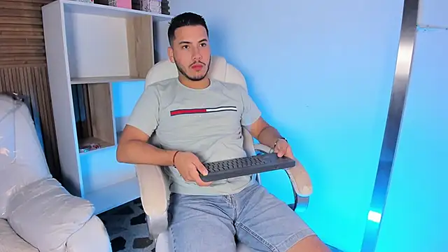 Snapshot of Axel_grey_ chatting on 09/23/25, 12:30 Axel grey online show from 09/23/25, 12:30