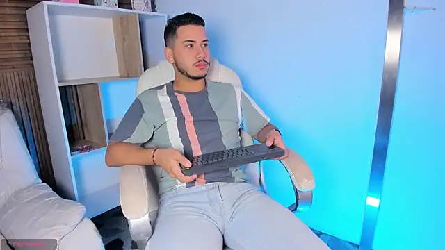 Snapshot of Axel_grey_ chatting on 09/25/25, 12:20 Axel grey online show from 09/25/25, 12:20