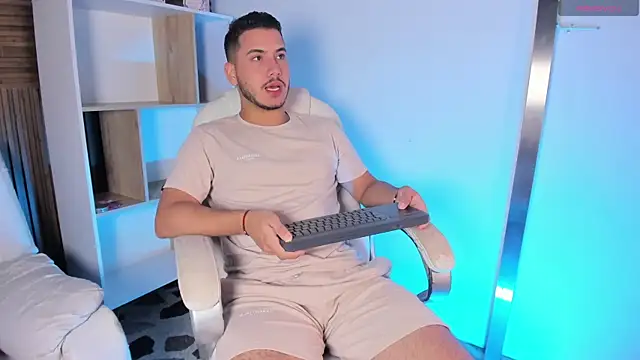 Snapshot of Axel_grey_ chatting on 09/26/25, 12:20 Axel grey online show from 09/26/25, 12:20