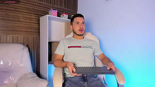 Snapshot of Axel_grey_ chatting on 10/01/25, 12:22 Axel grey online show from 10/01/25, 12:22