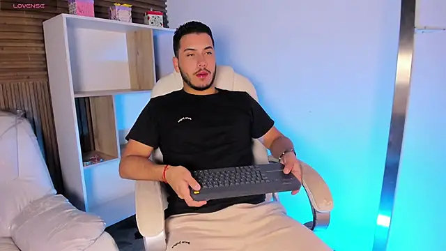 Snapshot of Axel_grey_ chatting on 10/03/25, 12:24 Axel grey online show from 10/03/25, 12:24