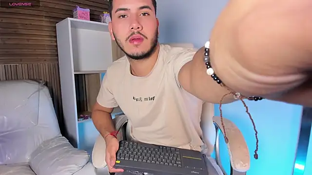 Snapshot of Axel_grey_ chatting on 10/04/25, 12:25 Axel grey online show from 10/04/25, 12:25