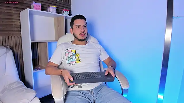 Snapshot of Axel_grey_ chatting on 10/07/25, 12:13 Axel grey online show from 10/07/25, 12:13