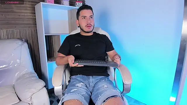 Snapshot of Axel_grey_ chatting on 10/08/25, 12:14 Axel grey online show from 10/08/25, 12:14