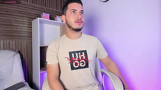 Snapshot of Axel_grey_ chatting on 10/09/25, 12:03 Axel grey online show from 10/09/25, 12:03