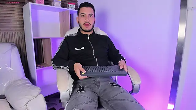 Snapshot of Axel_grey_ chatting on 10/10/25, 12:15 Axel grey online show from 10/10/25, 12:15