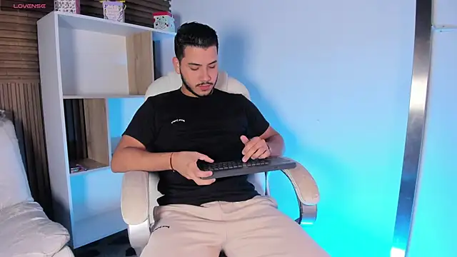 Snapshot of Axel_grey_ chatting on 10/12/25, 11:53 Axel grey online show from 10/12/25, 11:53