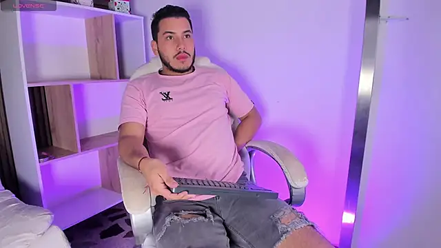 Snapshot of Axel_grey_ chatting on 10/15/25, 12:27 Axel grey online show from 10/15/25, 12:27