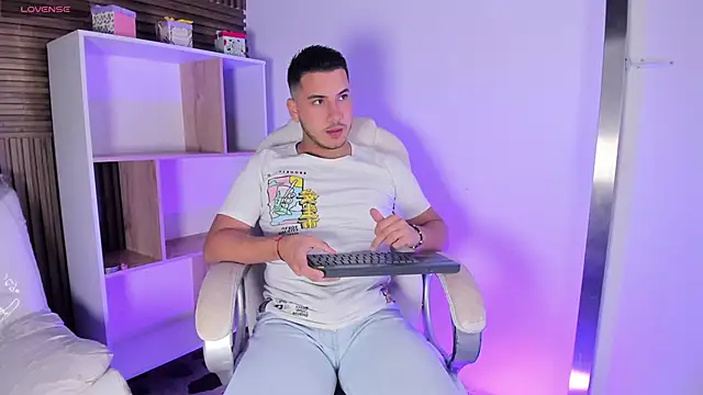 Snapshot of Axel_grey_ chatting on 10/17/25, 12:19 Axel grey online show from 10/17/25, 12:19