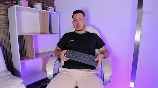 Snapshot of Axel_grey_ chatting on 10/18/25, 12:17 Axel grey online show from 10/18/25, 12:17