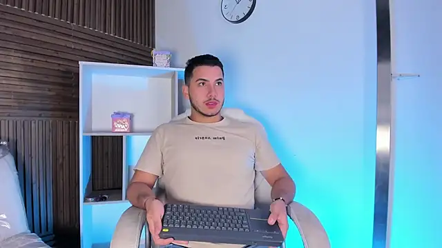 Snapshot of Axel_grey_ chatting on 10/28/25, 12:19 Axel grey online show from 10/28/25, 12:19