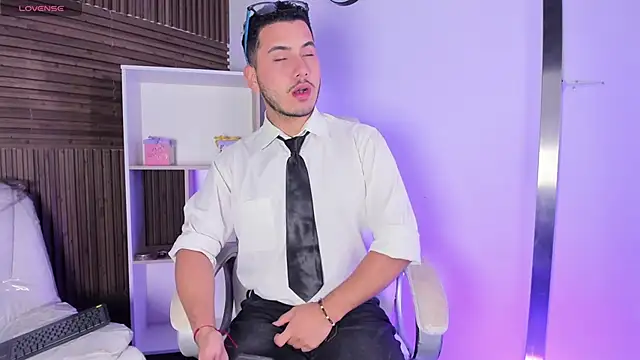 Snapshot of Axel_grey_ chatting on 10/31/25, 12:39 Axel grey online show from 10/31/25, 12:39