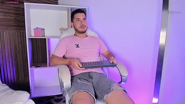 Snapshot of Axel_grey_ chatting on 11/05/25, 12:49 Axel grey online show from 11/05/25, 12:49