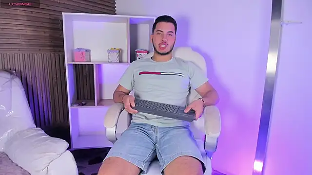 Snapshot of Axel_grey_ chatting on 11/06/25, 12:28 Axel grey online show from 11/06/25, 12:28