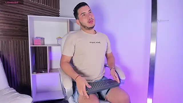 Snapshot of Axel_grey_ chatting on 11/07/25, 12:16 Axel grey online show from 11/07/25, 12:16