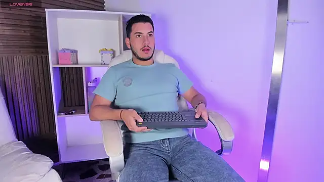 Snapshot of Axel_grey_ chatting on 11/08/25, 12:27 Axel grey online show from 11/08/25, 12:27