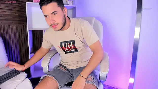 Snapshot of Axel_grey_ chatting on 11/12/25, 12:16 Axel grey online show from 11/12/25, 12:16