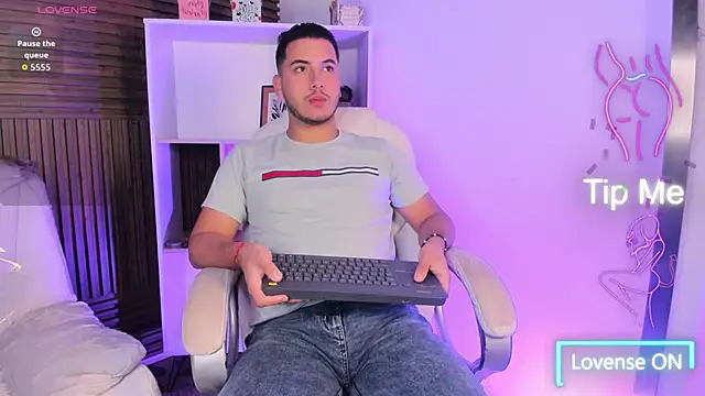 Snapshot of Axel_grey_ chatting on 11/18/25, 12:42 Axel grey online show from 11/18/25, 12:42