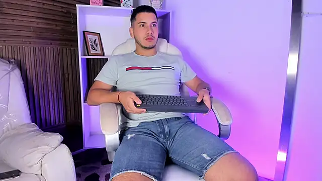 Snapshot of Axel_grey_ chatting on 11/30/25, 01:04 Axel grey online show from 11/30/25, 01:04