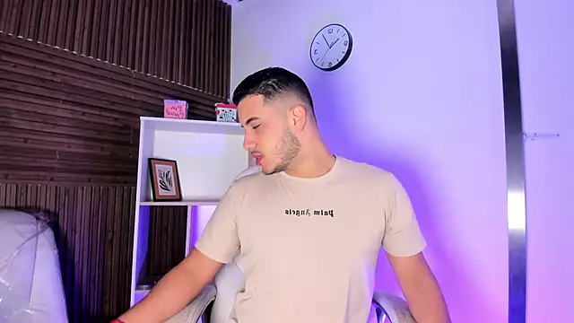 Snapshot of Axel_grey_ chatting on 12/01/25, 12:10 Axel grey online show from 12/01/25, 12:10