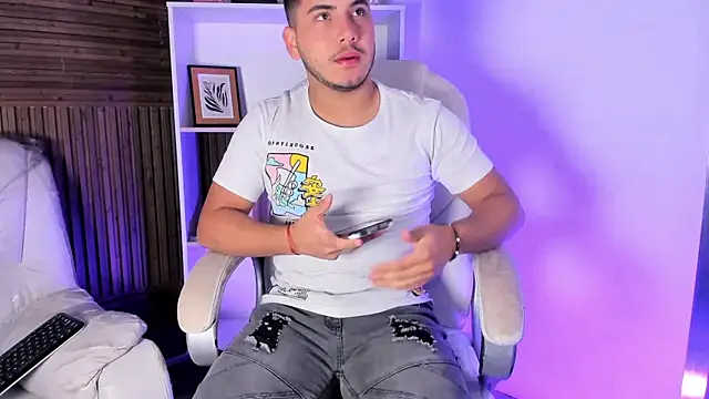 Snapshot of Axel_grey_ chatting on 12/04/25, 12:14 Axel grey online show from 12/04/25, 12:14