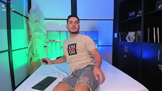 Snapshot of Axel_grey_ chatting on 12/22/25, 12:24 Axel grey online show from 12/22/25, 12:24