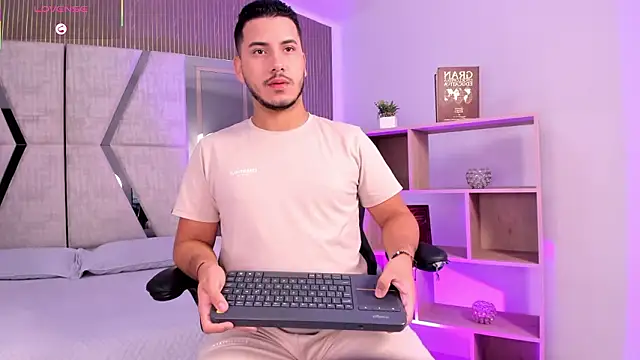 Snapshot of Axel_grey_ chatting on 01/16/26, 12:20 Axel grey online show from 01/16/26, 12:20