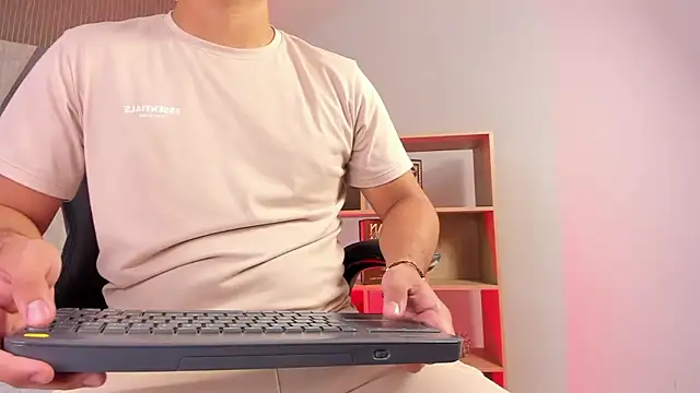 Snapshot of Axel_grey_ chatting on 02/07/26, 12:42 Axel grey online show from 02/07/26, 12:42