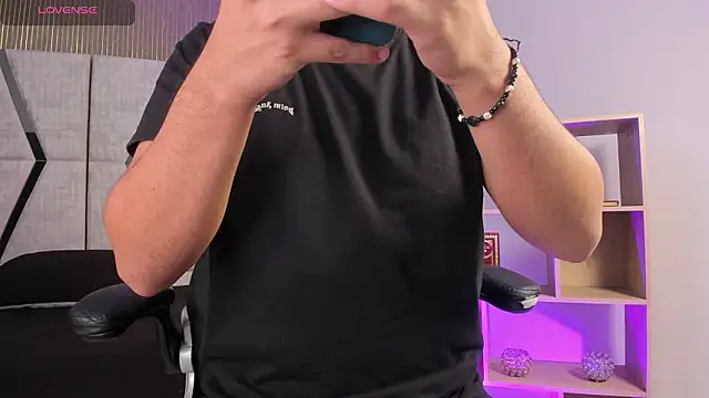 Snapshot of Axel_grey_ chatting on 02/11/26, 01:16 Axel grey online show from 02/11/26, 01:16