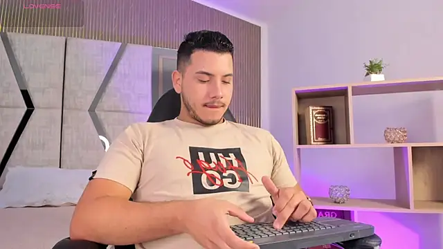 Snapshot of Axel_grey_ chatting on 02/28/26, 12:28 Axel grey online show from 02/28/26, 12:28