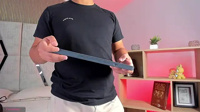 Snapshot of Axel_grey_ chatting on 04/04/26, 12:46 Axel grey online show from 04/04/26, 12:46