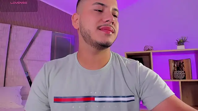 Snapshot of Axel_grey_ chatting on 04/21/26, 12:44 Axel grey online show from 04/21/26, 12:44
