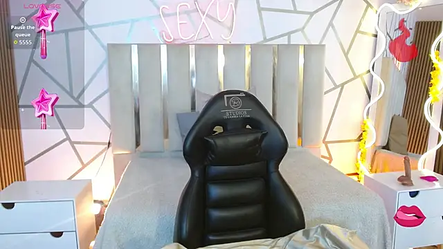 CYRUS TAY online show from 12/18/25, 12:33