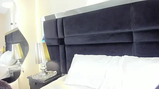 CarolineLee  online show from 06/18/26, 10:36