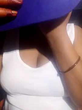 Snapshot of hottiebaba_01 chatting on 10/13/25, 11:54 hottiebaba 01 online show from 10/13/25, 11:54