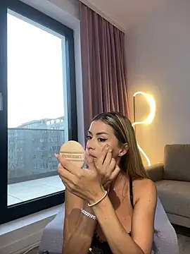 Snapshot of _Luxie_ chatting on 10/21/25, 06:14 Luxie online show from 10/21/25, 06:14