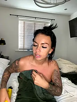 Snapshot of BELLABLACKXUK chatting on 10/28/25, 01:47 BELLABLACKXUK online show from 10/28/25, 01:47