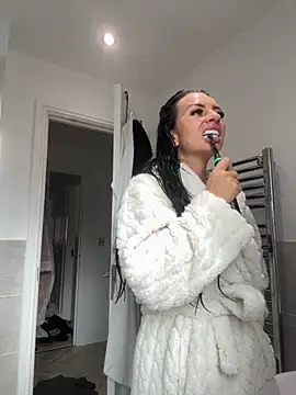 Snapshot of BELLABLACKXUK chatting on 11/11/25, 11:10 BELLABLACKXUK online show from 11/11/25, 11:10