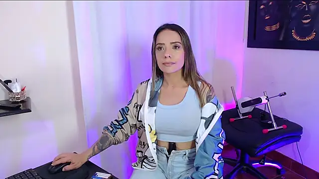 Snapshot of Natasha_cam222 chatting on 11/19/25, 05:35 Natasha cam222 online show from 11/19/25, 05:35