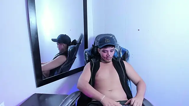 Snapshot of juanmechanic_ chatting on 10/10/25, 06:01 juanmechanic online show from 10/10/25, 06:01