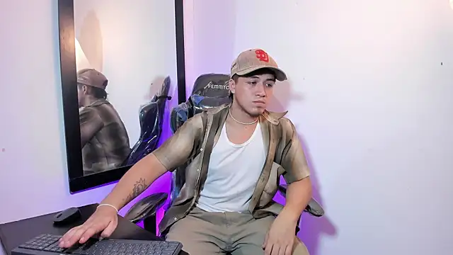 Snapshot of juanmechanic_ chatting on 10/15/25, 05:18 juanmechanic online show from 10/15/25, 05:18