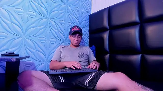 Snapshot of juanmechanic_ chatting on 12/14/25, 05:35 juanmechanic online show from 12/14/25, 05:35