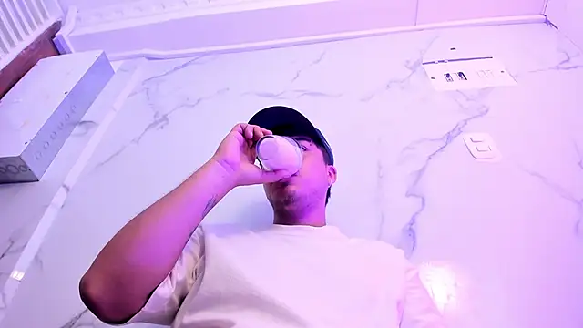 Snapshot of juanmechanic_ chatting on 12/17/25, 06:30 juanmechanic online show from 12/17/25, 06:30