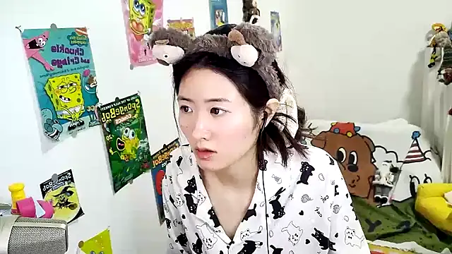 Snapshot of Moonlight-23 chatting on 10/15/25, 02:28 Moonlight-23 online show from 10/15/25, 02:28