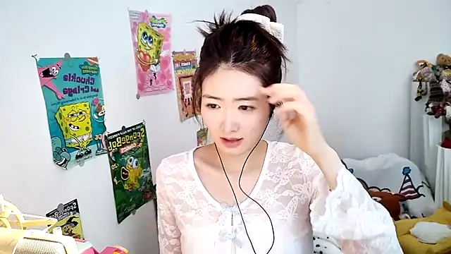 Snapshot of Moonlight-23 chatting on 10/28/25, 07:01 Moonlight-23 online show from 10/28/25, 07:01